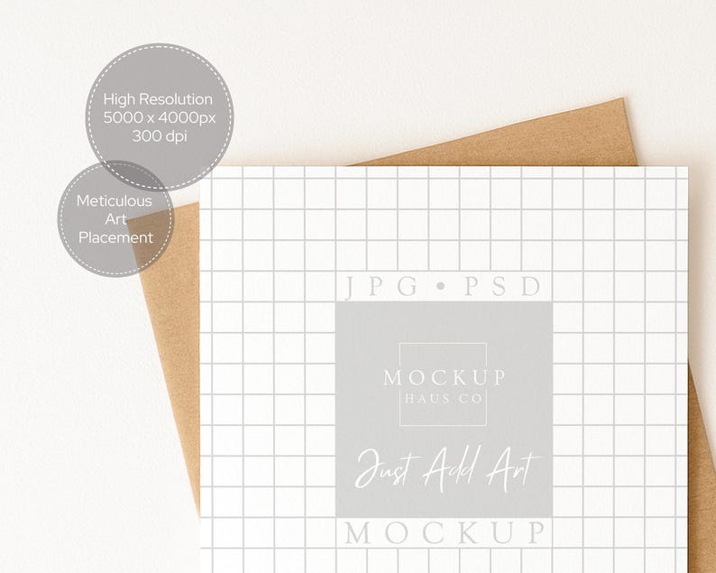 以下が含まれることがあります： グリッドパターン、茶色の封筒、および「MOCKUP HAUS CO」と「Just Add Art」というテキストが入った灰色の正方形の白い正方形のカード。テキスト付きの2つの灰色の円も存在します。
