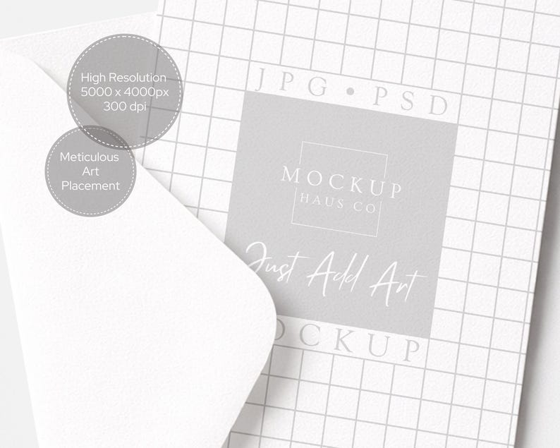 Puede incluir: Un sobre blanco que cubre parcialmente un fondo de cuadr&iacute;cula gris con el texto "JPG PSD" y "MOCKUP HAUS CO Just Add Art". Dos c&iacute;rculos grises con texto: "Alta resoluci&oacute;n 5000 x 4000px 300 dpi" y "Colocaci&oacute;n de arte meticulosa".