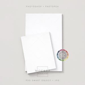Pode incluir: Uma maquete com dois papéis retangulares brancos, um menor que o outro, sobre um fundo cinza claro. O texto "PHOTOSHOP • PHOTOPEA" está no topo e "MOCKUP HAUS CO" na parte inferior. Um círculo cromático à direita.
