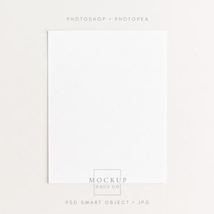 Puede incluir: Una tarjeta rectangular blanca sobre un fondo claro. La tarjeta tiene un sutil patrón de cuadrícula. El texto en la parte superior dice "PHOTOSHOP • PHOTOPAE". En la parte inferior, el texto dice "MOCKUP HAUS CO" y "PSD SMART OBJECT • JPG".