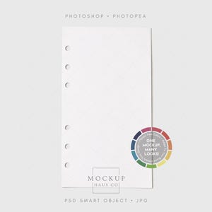 Può includere: Un foglio rettangolare bianco per agenda con sei fori circolari per rilegatura lungo il bordo sinistro. La carta presenta un tenue motivo a rombi. È presente un grafico a ruota cromatica con il testo ONE MOCKUP MANY LOOKS.
