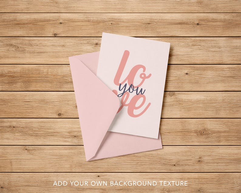 Puede incluir: Un sobre rosa con una tarjeta de felicitaci&oacute;n que dice "Love you" en una fuente de escritura. La tarjeta tiene texto rosa y azul marino sobre un fondo blanco. El sobre est&aacute; abierto, revelando la tarjeta. El fondo es una superficie de madera.