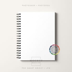 Könnte beinhalten: Ein weißes Spiralnotizbuch mit leerem Umschlag, ideal für Mockups. Das Notizbuch hat eine schwarze Spiralbindung und eine Farbkreisgrafik unten rechts. Der Text "Photoshop • Photopea" steht oben.