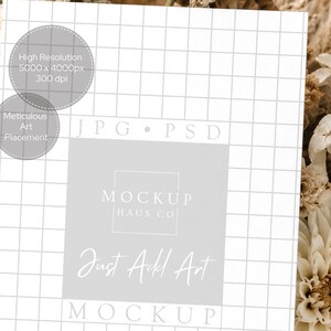 Pu&ograve; includere: Un modello bianco con motivo a griglia, con testo che recita "High Resolution 5000 x 4000px 300 dpi" e "Meticulous Art Placement". Un rettangolo grigio chiaro mostra "MOCKUP HAUS CO" e "Just Add Art".