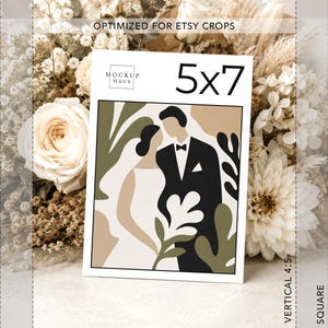 Pu&ograve; includere: Un biglietto di nozze 5x7 pollici con un'illustrazione minimalista di una sposa e uno sposo. Il design presenta una sposa in abito bianco e uno sposo in smoking nero, con toni neutri ed elementi botanici. Il biglietto &egrave; etichettato "Mockup Haus".
