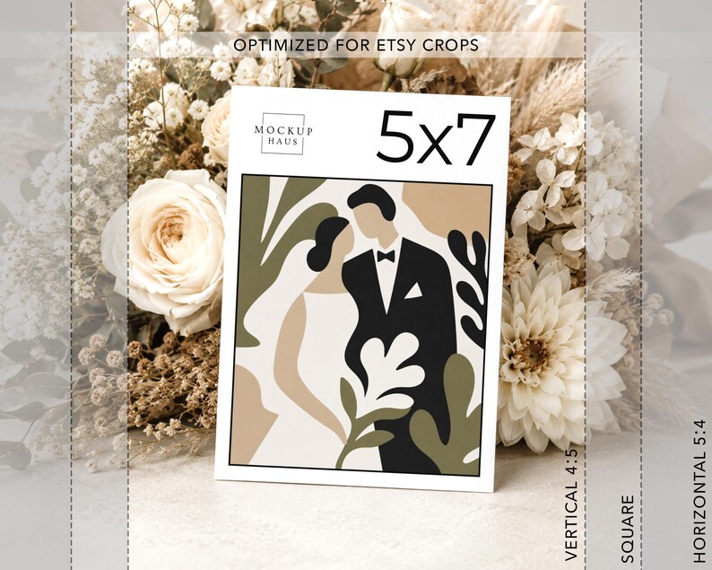Pu&ograve; includere: Un biglietto di nozze 5x7 pollici con un'illustrazione minimalista di una sposa e uno sposo. Il design presenta una sposa in abito bianco e uno sposo in smoking nero, con toni neutri ed elementi botanici. Il biglietto &egrave; etichettato "Mockup Haus".