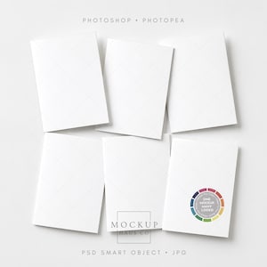 Puede incluir: Vista superior de seis tarjetas blancas en blanco dispuestas sobre una superficie blanca. Las tarjetas son rectangulares y tienen un sutil patrón de diamantes. La imagen incluye el texto: "PHOTOSHOP • PHOTOPEA", "MOCKUP HAUS CO" y "PSD SMART OBJECT • JPG". También se ve un logotipo colorido.