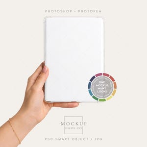 Può includere: Una custodia rettangolare bianca per tablet con bordo trasparente. L'immagine presenta il testo PHOTOSHOP • PHOTOPEA, MOCKUP HAUS CO, PSD SMART OBJECT • JPG e un grafico circolare a ruota cromatica con il testo ONE MOCKUP, MANY LOOKS!