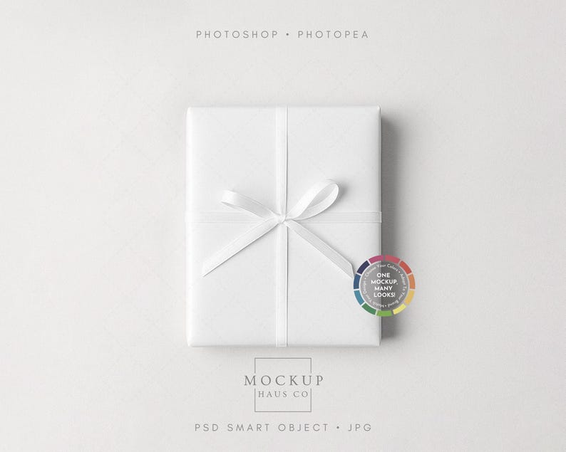 Puede incluir: Una caja de regalo blanca envuelta en papel blanco y atada con una cinta de raso blanca. La imagen incluye el texto "PHOTOSHOP &bull; PHOTOPAE" y "MOCKUP HAUS CO". Tambi&eacute;n se incluye una rueda de color con el texto "ONE MOCKUP MANY LOOKS".