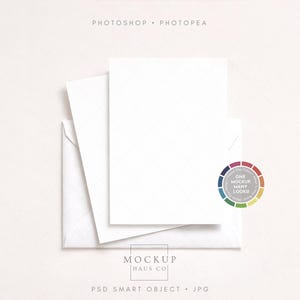 Könnte beinhalten: Ein Mockup mit einem weißen Umschlag, einer leeren Karte und einer kleineren Karte, die alle auf einem hellen Hintergrund angeordnet sind. Der Text "PHOTOSHOP • PHOTOPAE" steht oben, und "MOCKUP HAUS CO" und "PSD SMART OBJECT • JPG" stehen unten. Ein Farbrad befindet sich rechts.