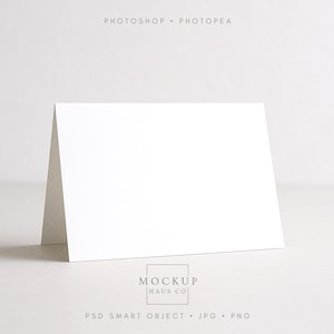 Modelo de cartão dobrado em branco, cartão de felicitações minimalista horizontal branco simples, modelo de objeto inteligente em PSD, JPG e PNG incluídos