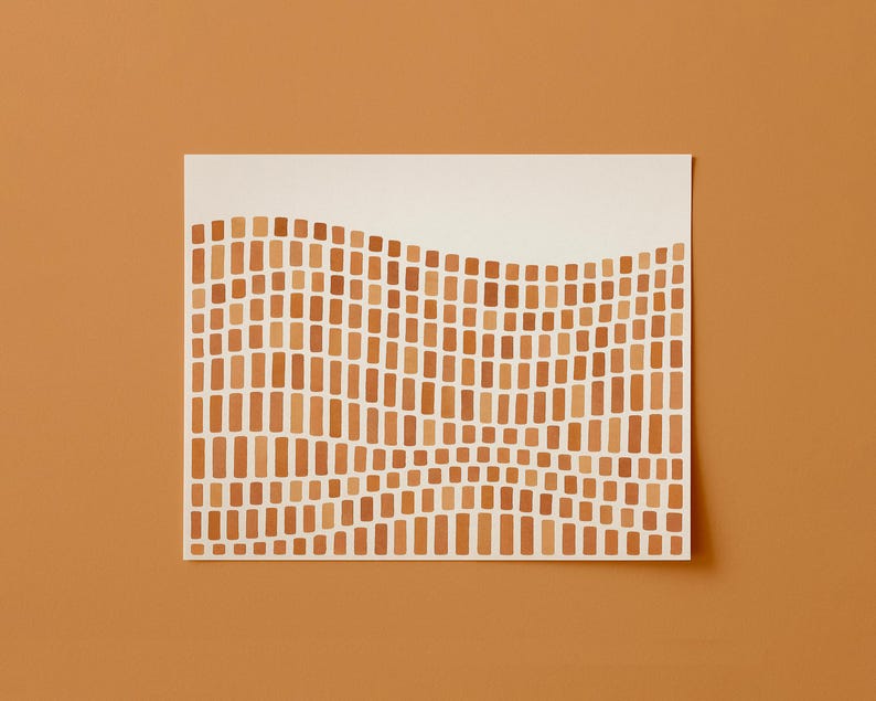 Puede incluir: Una impresi&oacute;n art&iacute;stica rectangular con un patr&oacute;n ondulado de peque&ntilde;os rect&aacute;ngulos verticales en tonos marrones y beige sobre un fondo blanco. La impresi&oacute;n se muestra sobre una superficie naranja-marr&oacute;n s&oacute;lida.