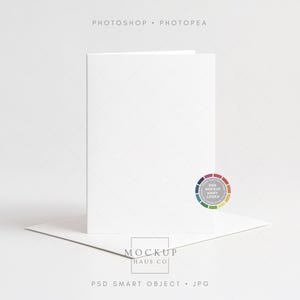 Maquette de carte 5 x 7 pour créatifs, scène fixe modifiable avec enveloppe, changement de couleur, modèle d'arrière-plan pour invitations et faire-part