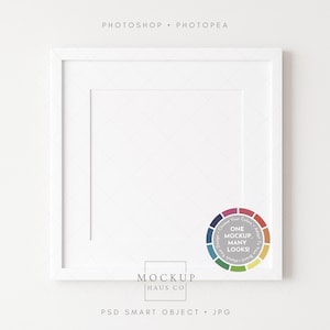Könnte beinhalten: Ein quadratischer weißer Bilderrahmen mit Passepartout, der oben den Text "PHOTOSHOP • PHOTOPEA", unten "MOCKUP HAUS CO" und in der Ecke eine kreisförmige Farbradgrafik mit dem Text "ONE MOCKUP, MANY LOOKS!" aufweist.