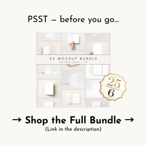 Puede incluir: Imagen de un paquete de maquetas con el texto "PSST - antes de que te vayas..." y "25 MOCKUP BUNDLE". La imagen incluye varias maquetas de papel blanco y una insignia dorada que dice "25 por el precio de 6". Tambi&eacute;n se incluye el texto "Shop the Full Bundle".