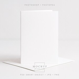 Mockup di biglietto verticale con busta, espositore artistico per biglietti d'auguri minimalisti e realistici 5x7, mockup di carta piegata facile, oggetto intelligente PSD JPG PNG