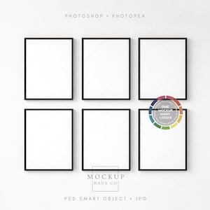 Könnte beinhalten: Sechs schwarze Rahmen mit leeren Kunstdrucken an einer weißen Wand. Der Text "PHOTOSHOP • PHOTOPAE" befindet sich oben im Bild. Der Text "MOCKUP HAUS CO" und "PSD SMART OBJECT • JPG" befinden sich unten. Ein Farbrad befindet sich unten rechts.
