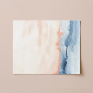 Puede incluir: Impresi&oacute;n art&iacute;stica abstracta en acuarela con suaves tonos melocot&oacute;n, blanco y azul. La obra de arte tiene un dise&ntilde;o vertical con colores mezclados, creando una est&eacute;tica serena y moderna. Ideal para la decoraci&oacute;n del hogar.