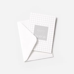 Puede incluir: Un sobre blanco con una tarjeta blanca en su interior. La tarjeta tiene un patr&oacute;n de cuadr&iacute;cula y el texto "JPG + PSD" y "Mockup". La tarjeta es parcialmente visible, con el sobre abierto.