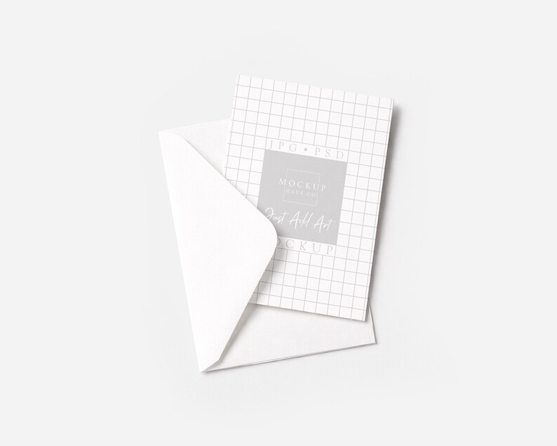 Puede incluir: Un sobre blanco con una tarjeta blanca en su interior. La tarjeta tiene un patr&oacute;n de cuadr&iacute;cula y el texto "JPG + PSD" y "Mockup". La tarjeta es parcialmente visible, con el sobre abierto.