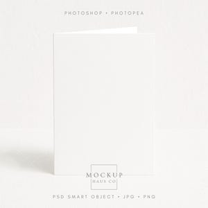 Maquette de carte verticale, présentoir d'art pour carte de voeux minimaliste réaliste 5 x 7 ans, maquette en papier blanc facile à plier, objet intelligent PSD JPG PNG, tutoriel