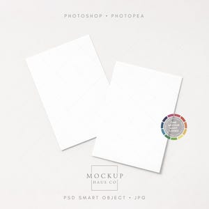 Può includere: Un set di tre tazze in ceramica con finitura opaca e macchiettata. Le tazze sono nei toni del crema, grigio chiaro e grigio scuro. Ogni tazza ha un design semplice e minimalista e un manico arrotondato.