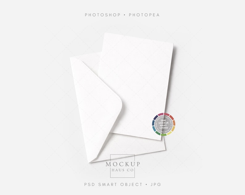 Puede incluir: Una maqueta de papeler&iacute;a blanca con una tarjeta en blanco dentro de un sobre abierto. La imagen incluye el texto "PHOTOSHOP &bull; PHOTOPAE" en la parte superior y "MOCKUP HAUS CO" y "PSD SMART OBJECT &bull; JPG" en la parte inferior. Tambi&eacute;n se ve un logotipo colorido.