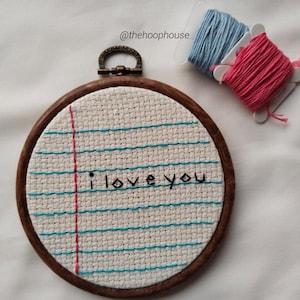Ti amo - Ricamo a mano su telaio / Disegno su carta per quaderno / Regalo romantico per lui e per lei / Decorazione murale fatta a mano / Biglietto d'amore unico