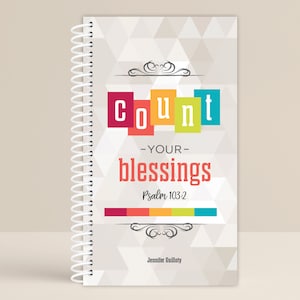 Puede incluir: Una libreta de espiral blanca con un patrón geométrico gris. La portada presenta las palabras "Count Your Blessings" en letras de colores y el versículo bíblico "Salmo 103:2".