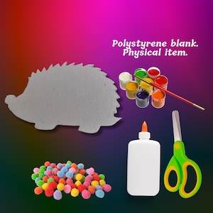 Peut inclure: Un kit de bricolage avec un ébauche de polystyrène en forme de hérisson gris, des pompons colorés, des pots de peinture, un pinceau, de la colle et des ciseaux à poignées vertes. Le texte indique "Polystyrène vierge. Article physique."