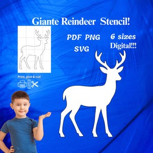 Op de afbeelding: Een wit rendier stencil ontwerp met de tekst "Giante Reindeer Stencil!" en "PDF PNG SVG 6 sizes Digital!!!" op een blauwe achtergrond. De afbeelding bevat ook een lijntekening van het rendier en de woorden "Print, glue & cut!"