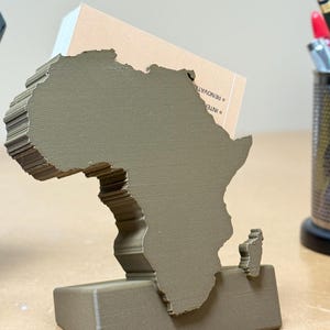 Afrikanische Karte Visitenkartenhalter - anpassbares minimalistisches Design | 3D-gedruckt aus holzähnlichem PLA | Schreibtisch Organizer | 11cm x 11cm