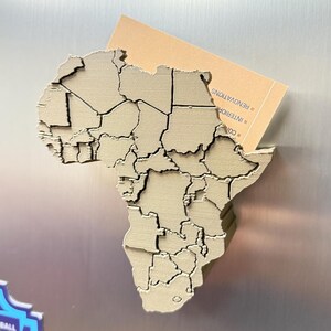 Afrikanische Karte Magnetischer Visitenkartenhalter - 3D Gedruckt mit Gravuren der Länder | Holzähnliches PLA | Kühlschrank Organiser - 12 cm x 11 cm x 3,3 cm