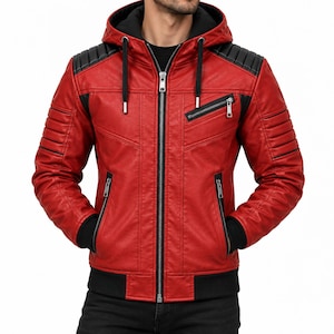 Könnte beinhalten: Eine rote Kunstlederjacke mit schwarzer Kapuze, schwarzen Rippbündchen an Ärmeln und Saum. Die Jacke verfügt über einen silbernen Reißverschluss in der Mitte, zwei seitliche Reißverschlusstaschen, eine schräge Brusttasche mit Reißverschluss und schwarze gesteppte Schulterpartien.