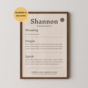Könnte beinhalten: Ein gerahmter Druck mit dem Namen "Shannon" in großen, fetten Buchstaben. Der Druck enthält Informationen über die Bedeutung, den Ursprung und den Geist des Namens. Ein gelber Kreis oben links zeigt "In jedem Namen verfügbar".