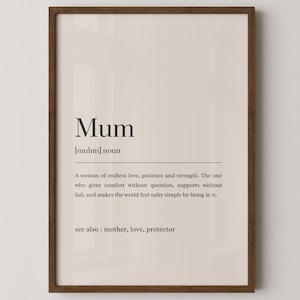 Puede incluir: Impresión enmarcada con la palabra "Mum" y su definición. La definición describe a una mujer de amor, paciencia y fuerza sin fin. La impresión está en un marco marrón, para el hogar.