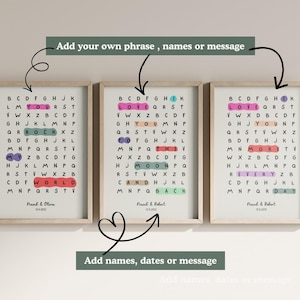 Puede incluir: Tres impresiones artísticas enmarcadas de búsqueda de palabras con mensajes personalizados. Cada impresión presenta una cuadrícula de letras con palabras resaltadas en varios colores. Los marcos son de madera clara, con nombres y fechas.