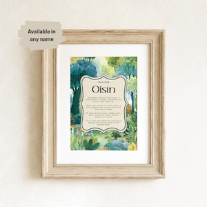 Pode incluir: Uma impressão emoldurada com uma cena de floresta em aquarela em tons de verde e azul. A impressão apresenta o nome "Oisin" em uma moldura decorativa, com texto descrevendo o significado e a origem do nome. A moldura é marrom claro.