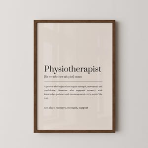 Könnte beinhalten: Gerahmter Druck mit dem Wort „Physiotherapeut“ und seiner Definition. Der dunkle Holzrahmen umschließt einen hellbeigen Hintergrund. Die Definition beschreibt eine Person, die bei der Genesung hilft.