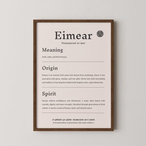 Puede incluir: Un póster enmarcado con el nombre "Eimear", su significado, origen y espíritu. El fondo es de color beige claro y el marco es marrón oscuro. El texto es negro.