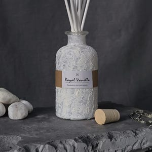 Könnte beinhalten: Ein Set aus drei Keramikbechern mit gesprenkelter, matter Oberfläche. Die Becher sind in den Farbtönen Creme, Hellgrau und Dunkelgrau gehalten. Jeder Becher hat ein schlichtes, minimalistisches Design, ideal für Kaffee oder Tee.