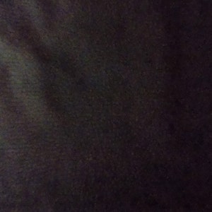 以下が含まれることがあります： 薄いグレーのパターンが施された、暗いグレーのテクスチャのある表面