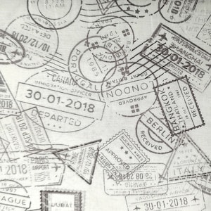 Może przedstawiać: Zbliżenie na paszport z wieloma pieczątkami z różnych krajów, w tym Amsterdamu, Bangkoku, Berlina, Pragi, Stambułu i Paryża. Pieczątki są w czarnym tuszu i pokazują daty wjazdu i wyjazdu.