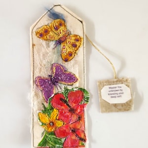 Adorno artístico de bolsita de té, arte de bolsita de té con técnica mixta, marcador de bolsita de té, arte de servilleta con mariposas en una bolsita de té