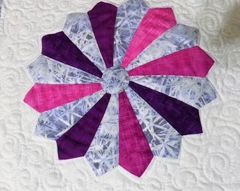 Chemin de table matelassé en assiette Dresde fait main : dégradé rose violet