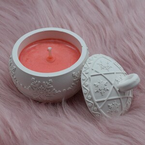 Christmas ball candle: Handmade candle in a snowflake-shaped container with lid | Christmas decoration & gift idea