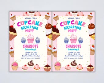 Puede incluir: Dos invitaciones rosas para una fiesta de decoración de cupcakes. Las invitaciones tienen un borde rosa y presentan el texto "Cupcake Decorating Party" en letras coloridas. Las invitaciones también incluyen el nombre "Charlotte" y detalles de la fiesta.