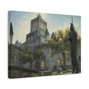 Op de afbeelding: Een canvas print van een middeleeuws kasteel met een hoge centrale toren en omliggende gebouwen. Een standbeeld staat op de voorgrond, en bomen zijn verspreid over de scène. Het kunstwerk is uitgevoerd in gedempte tinten.