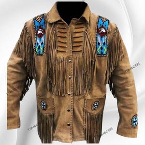 Può includere: Giacca in pelle scamosciata marrone con frange, perline e chiusure con bottoni. La giacca presenta toppe decorative con disegni geometrici e di uccelli. Le maniche e il petto hanno accenti di frange. Colletto classico.