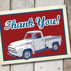 Puede incluir: Una camioneta vintage blanca con una tarjeta de agradecimiento roja, blanca y azul. La tarjeta dice "¡Gracias!" en letras azules.